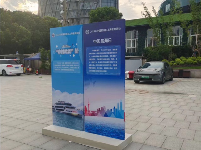 木质倒T形木质会议引导牌租赁现场实拍 上海畅好广告