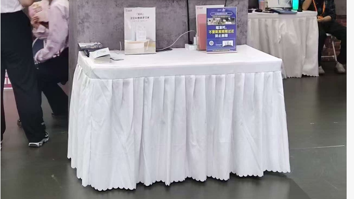 IBM长条桌租赁 展会活动桌椅 红色桌布 畅好会展