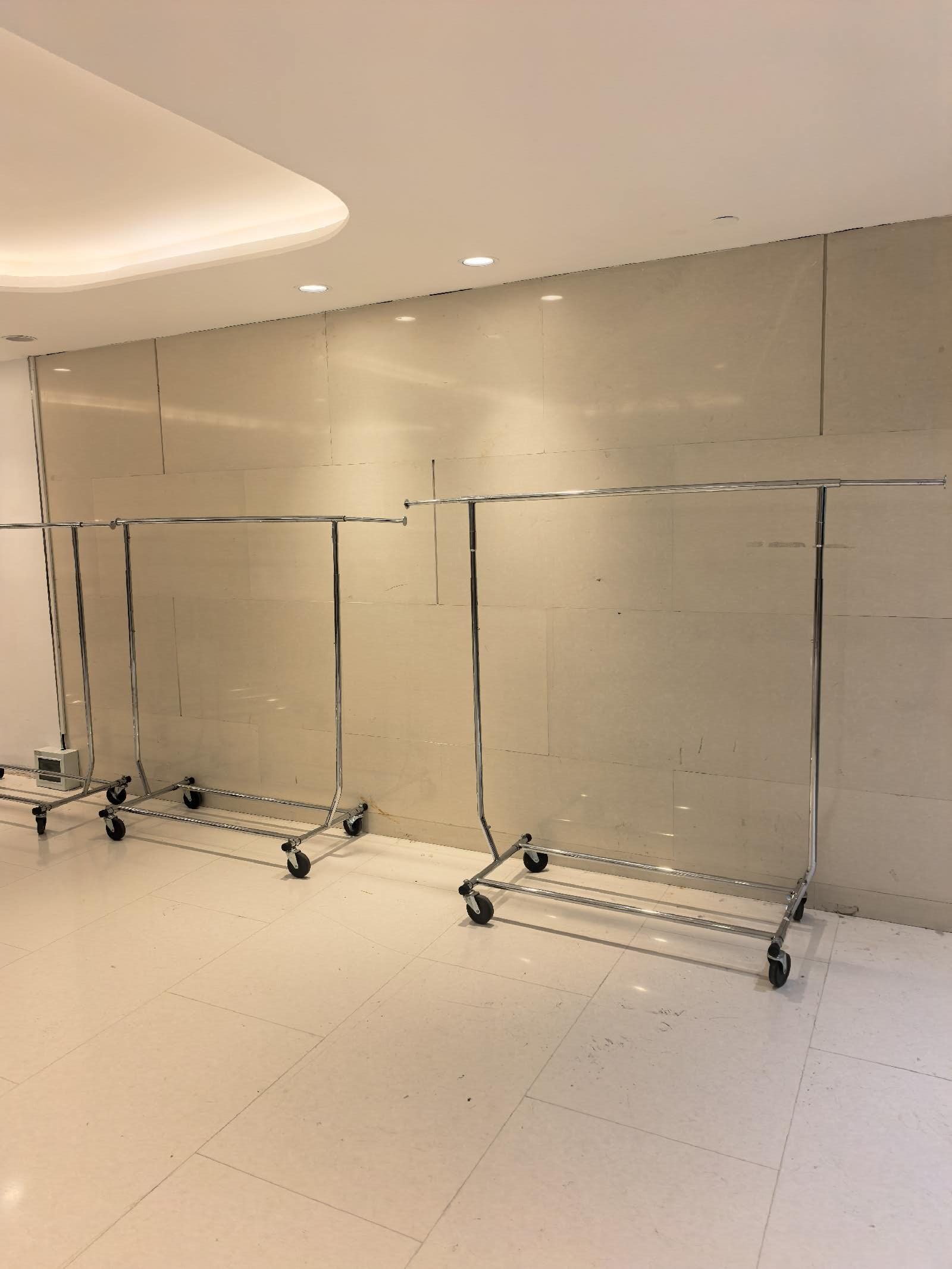 上海可调节高低折叠挂衣杆出租｜服装店移动挂衣架带轮展示