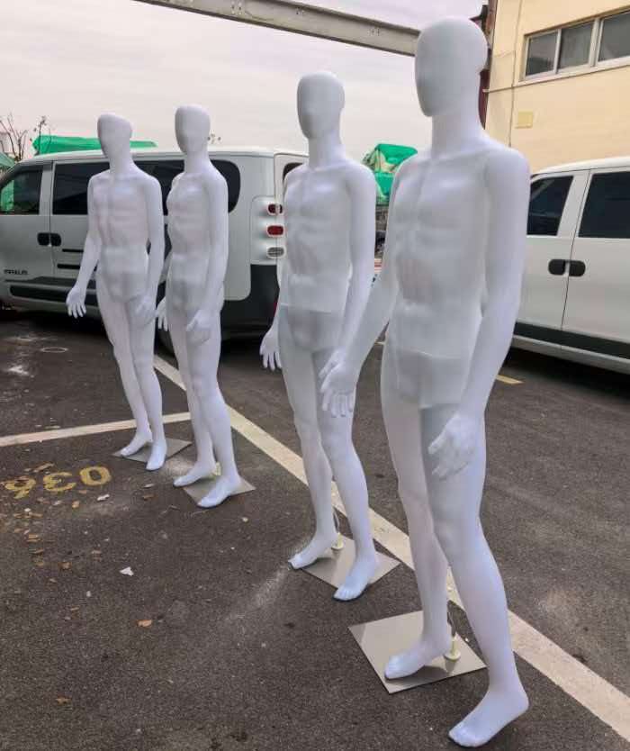 上海服装展会假人模特陈列，麻布包布人台搭配立式KT板水牌导视
